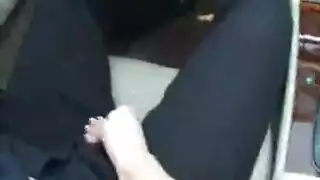الرجل المقرن يستعد لممارسة الجنس مع صديق عائلتها ، بمجرد أن تقوم بتصوير فيديو له