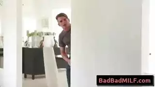 يقوم أليكسيس فوكس وآنا سكاي بحفر كس بعضهما البعض بألعاب الجنس ، على المسرح