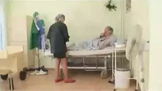 ممرضة تدريس الرجل العجوز لإرضاء مريضها