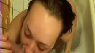قرنية فتاة جامعية مارس الجنس في الحمام من قبل بي بي سي