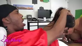 لممارسة الجنس عن طريق الفم! إنها تعرف كيف تمتص قضيب كبير