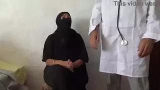 صدمت زوجة مصرية عربية عندما يبدأ طبيبها سخيف الأحمق لها