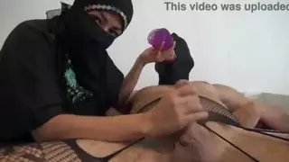 زوجة الديوث الفرنسية تهين أزواجها المسلمين ختان ديك