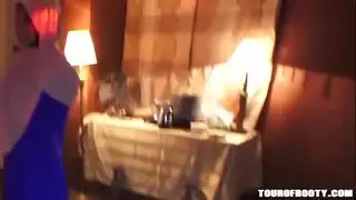 جولة في الغنائم الجنود الأمريكيين يستمتعون بصحبة امرأة عربية مثيرة