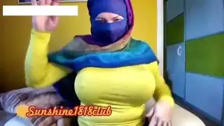 الشرق الأوسط الحجاب فتاة عربية مسلمة مع كبير الثدي على كام تسجيل نوفمبر
