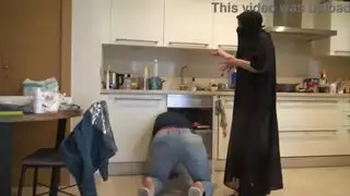 السباك البريطاني الملاعين الجفون المسلمين في مطبخها