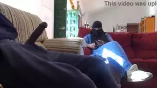 امرأة تركية لا تخاف عندما يعرض صديق زوجها قضيبه الأسود الكبير