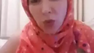 محجبة زي القمر بزازها هيجانة تعمل شات سكس مع شباب