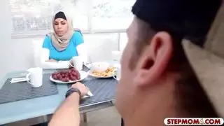 زوجة الأب العربية وفي سن المراهقة الثلاثي مذهلة