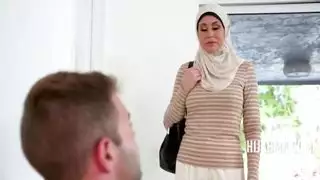زوجة مسلمة تغش مع مساعدها الأمريكي الحجاب