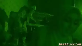 الممثل العربي والفتيات يتسللون في القاعدة!