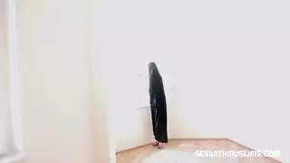 تبحث كاتي روز المسلمة التشيكية عن سكن لعائلتها