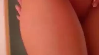 هذه السيدة الشابة الجميلة هي أفضل صفقة وهي تحب دائمًا إدخال جميع ألعابها