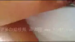 زوجة صينية في أسلاك التوصيل المصنوعة مارس الجنس من الخلف