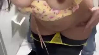 اوسخ سكس مصرى فضيحة سمر شرموطة اسكندرية الواد زنقها و ناكها فى مخزن محل الملابس براحة يا احمد كسم زبك ناشف اوى