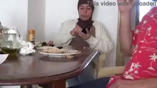 زوجة الأب التركية المشعرة تشرب ابن زوجها نائب الرئيس أثناء الإفطار