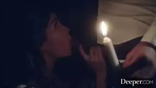 الفتاة الساخنة تمارس الجنس الفاجر مع حبيبها الأسمر على أضواء الشموع
