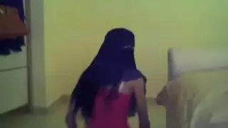 فتاة سعودية مثيرة ترتدي الحجاب