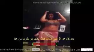 يخلعها العباية والخمار ويزنقها على السرير يفجر كسها نياكة – سكس نيك عربي قوي