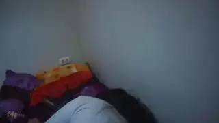 الجنس الشرجي الصعب والبري مع رفع الساقين استأجرت ابنة الزوجة وزوج الأم مكانًا سريًا حتى يتمكنوا من ممارسة الجنس دون ندم