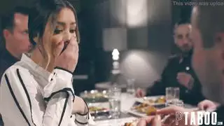 يلمس بوسه ببطء وممتع