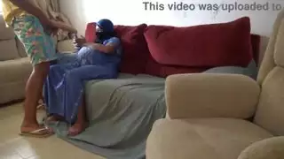 زوجة تركية مسلمة تنزعج عندما يعرض زوجها الديك الكبير
