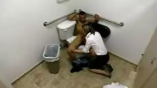السباك الزنجي ينيك الموظفة في الحمام وكاميرا المراقبة تصورهم