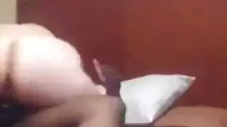 انخفضت امرأة سمراء برازيلية في جارها وممارسة الجنس معه، فقط للمتعة.