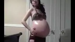 سيدة عربية حامل على كاميرا ويب