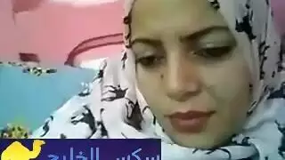 محجبة تقلع هدومها و تبعبص في كسها امام الكاميرا - سكس عربي