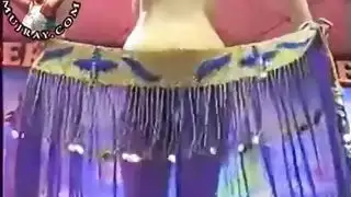 رقص عارية عربي على الساحة العامة