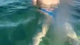 التقاطات العامة فتاة على الشاطئ