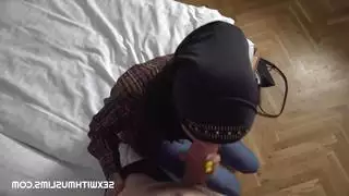 عاهرة بالحجاب أعطت نفسها مقابل المال