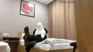 زوجة الأب التركية يستمني في جوارب طويلة لابن الزوج