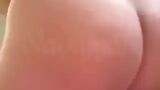 فتاة مفلس وقرنية الفاسقة العرب الكاميرا تظهر ثديها وتلعب مع كسها المشعر العربية فيديو إباحي