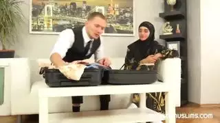 امرأة حلوة في الحجاب حاولت على ديك بائع بدلاً من ملابس جديدة