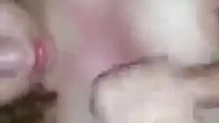 خبطت امرأة سلوتي أمام زوجها وبمجرد انسحابها من كس شعرها.