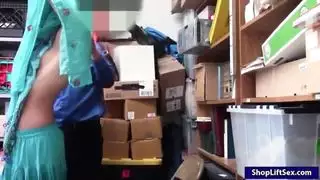 السارق العربي في سن المراهقة الجوفاء من قبل ضابط