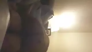 الأميرة العربية تركب شقيقها إلى