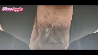 إنه يعطي الكثير من القضيب لهؤلاء الفتيات الصغيرات اللطيفات جدًا