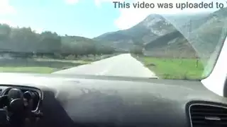 زوجة تركية مسلمة تنزعج عندما يظهر لها زوجها قضيبه الكبير في السيارة