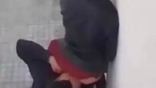 مراهقون عرب يحاولون ممارسة الجنس في مكان عام