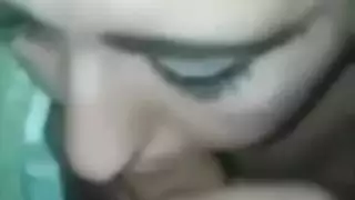 الفتاة القحبة تمص زب حبيب