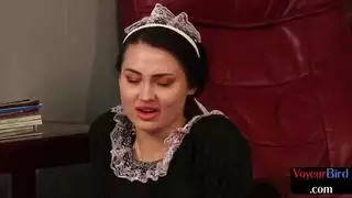 خادمة فيمدوم المهيمنة في جوارب تثير رئيسها مع بوسها الرطب بينما يهتز على جسدها المثير