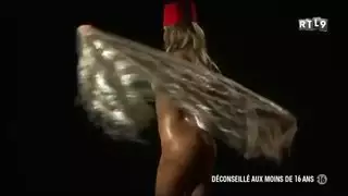 فتاة عارية لطيفة في قبعة تركية