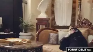 الفتاة العربية نادية علي يعاقبها الديك الأبيض