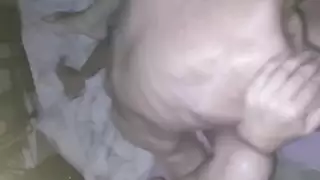 الفرخ الساخن يصبح مبتلًا ووحشيًا في متجر الدجاج