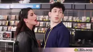 عندما دخلت سارة جبهة مورو أوف نيكس أحلامه ، لم يتمكن من التحدث معها
