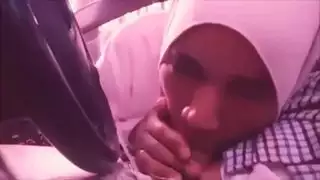 محجبة تمص امريكي حتى القذف في حلقها النجس