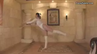فتاة ذات جسد طبيعي تمارس رياضة الجمباز